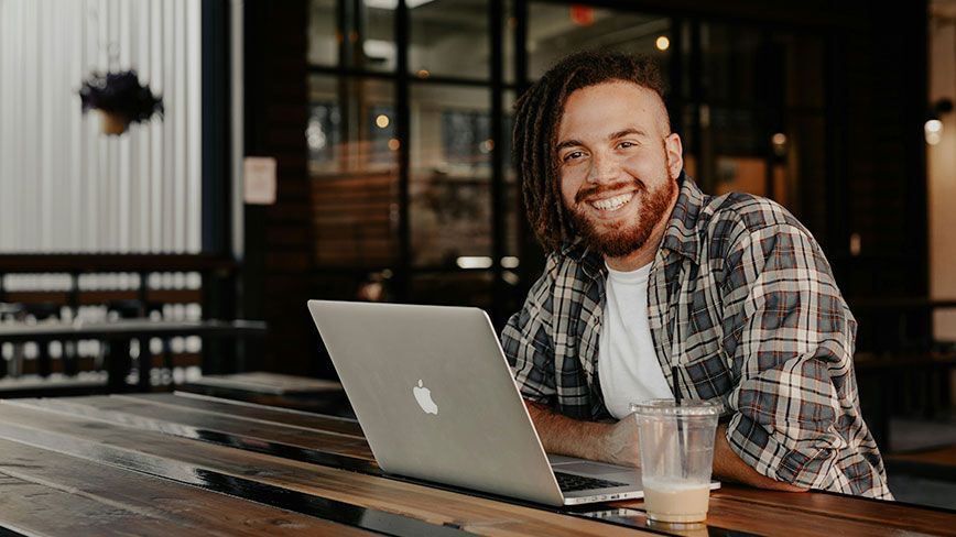 Teammitglied am Rechner